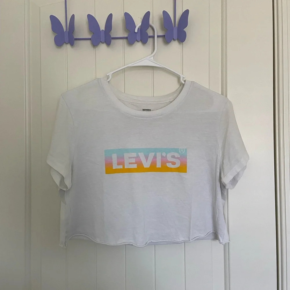 Levi’s women’s logo decal crop top — medium‎